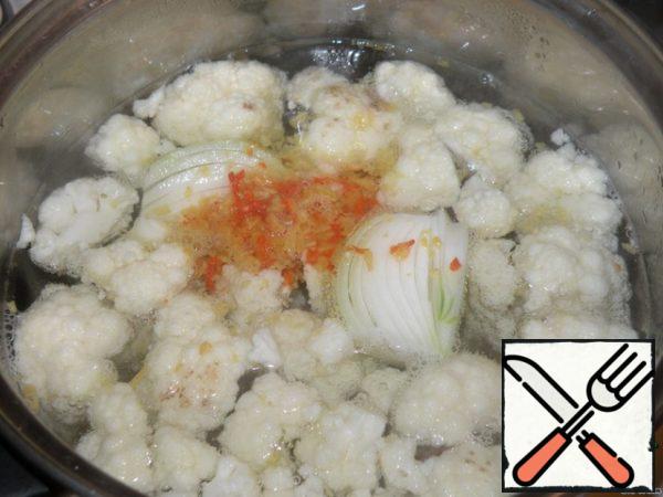 Cabbage divided into florets and rinse, boil for 10 minutes with the addition of ready to roast, drain the broth to leave.