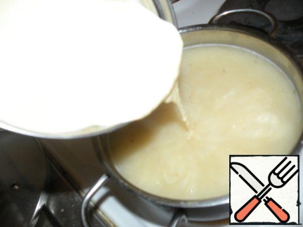 Pour the cream cheese mixture into the cabbage soup, holding the broth over low heat... Salt to taste..