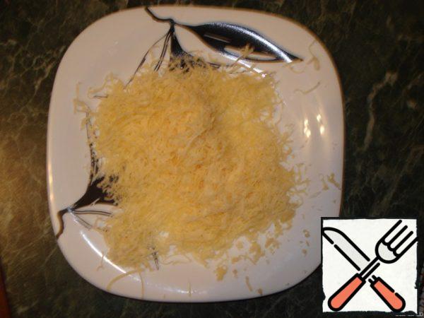 In a separate shallow bowl grate cheese. I specifically did not specify the name of the cheese, because you can experiment. From the resulting mass form balls, roll them in cheese and put in the refrigerator for 2 hours.
Enjoy!