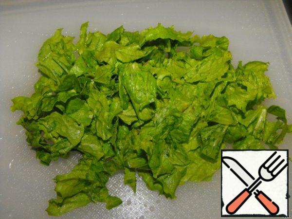 Wash the salad, dry it and cut into small pieces.
