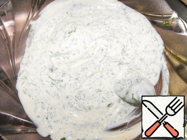For the filling, carefully mix sour cream and mustard with a pinch of sugar and chopped dill.