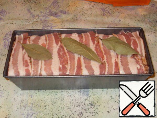 Put the minced meat, wrap the bacon slices so that they close the minced meat. On top of decomposed bay leaves.