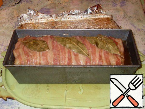 Bake at 150 °C until cooked. To be honest, when I was cooking this dish, I forgot about the water bath. Just put the mold on a baking sheet and slide it into the oven. And, nothing, it turned out very tasty!!!

