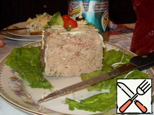 The terrine should be cooled directly in the form. Then put in the fridge for 5 hours. Then remove, put on a dish and decorate to your taste.