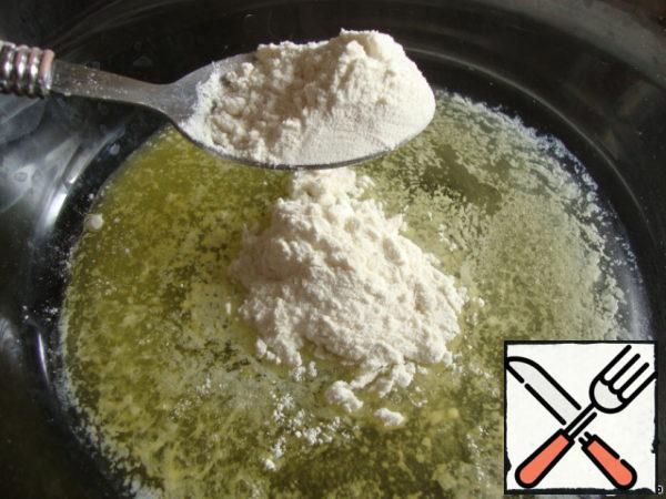 Add flour and stir thoroughly.
At this time, pour the milk into a bowl and put in the microwave for 2 minutes, bring the milk to a boil.