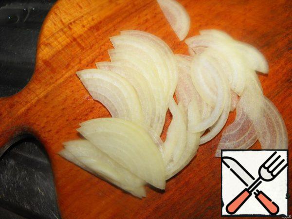 Onion thin half-rings.