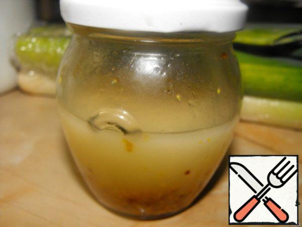 For refueling: put all the ingredients in a jar with a lid and shake vigorously several times!!!
