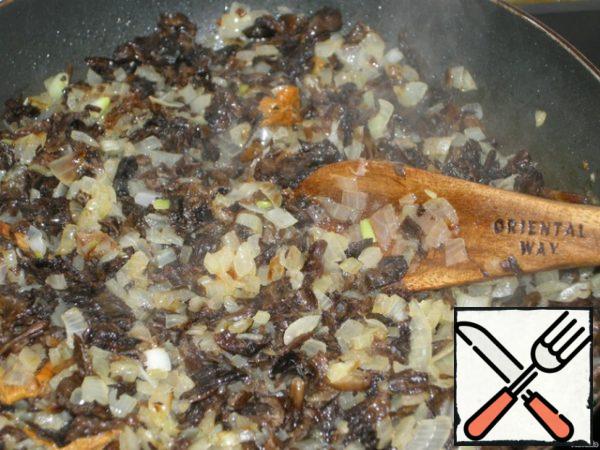 Add all the mushrooms to the onion and fry for another 5 minutes.
Salt.