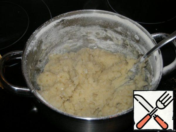 Remove from the stove and add the flour.
Beat well until the mixture is smooth and shiny and the walls of the pan are clean.
Let cool slightly.
