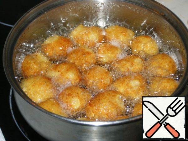Roll small balls, about 2 cm in diameter, no more!!!
Fry in heated to 190% sunflower oil until Golden brown.
Dry on paper towels.
The first batch be sure to check, break one bead, if the inside wasn't cooked, reduce heat and cook until done.