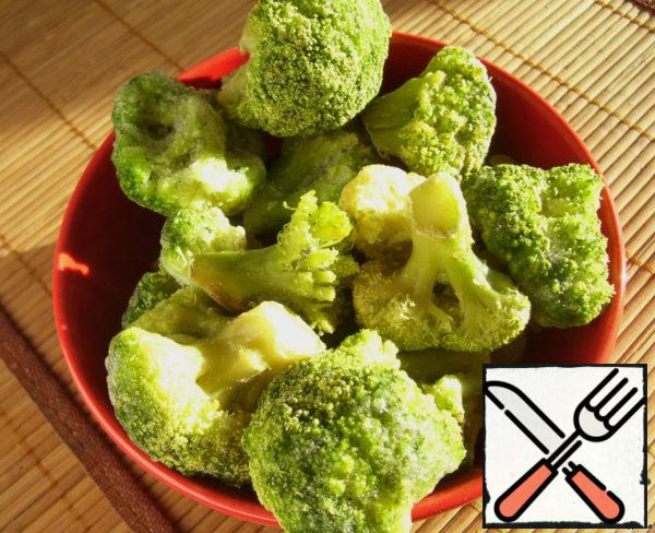 The first thing we need to do is boil the broccoli. Put the cabbage in boiling salted water and cook for 3 minutes. Then put it in a colander and pour ice water (I read somewhere that it helps to preserve the beautiful green color of broccoli, I always do this).
