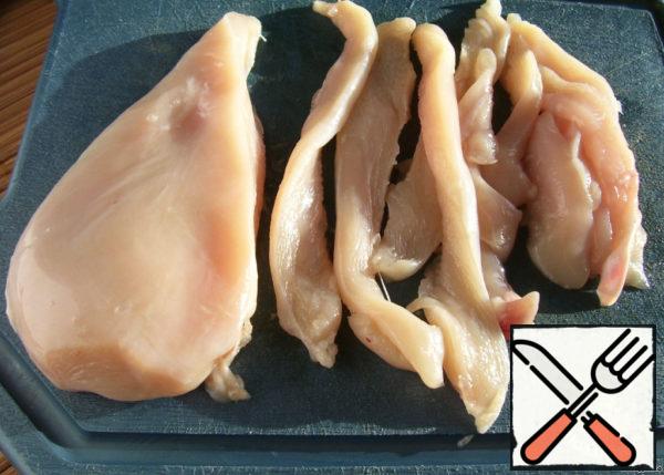 Cut the washed chicken fillet into long thin strips.
