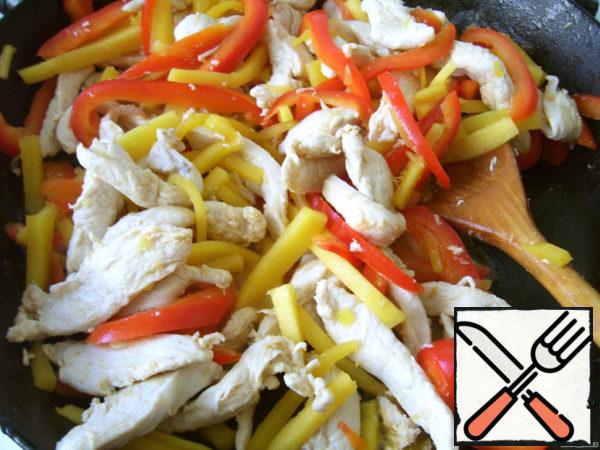 Fry the chicken in a non-stick frying pan, stirring, when it "grabs", add pepper and zucchini, fry together for another minute or two, then add broccoli and fry everything together for 2-3 minutes, a little salt. Put the finished chicken with vegetables (cover so that it does not cool down), and pour the chicken broth into the same pan, add honey and soy sauce, bring to a boil and boil a little, you can add chili pepper to taste. At first I was afraid that the sauce was sweet, but with vegetables and rice having a neutral taste, everything turns out pretty well.
