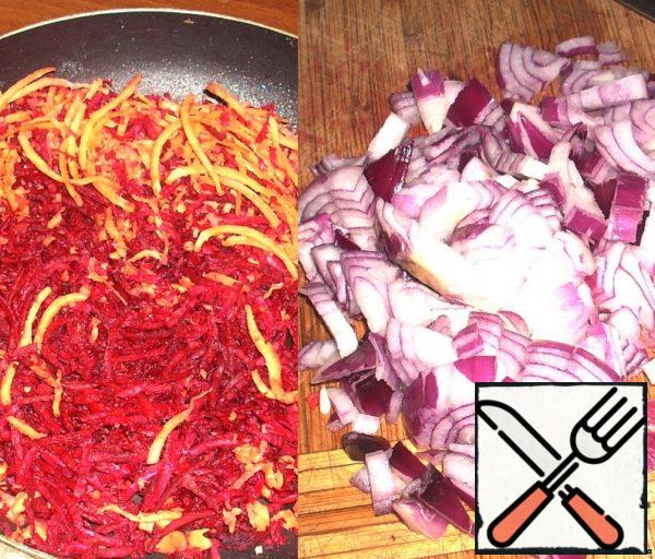 Grate the beets and carrots on a coarse grater, chop the onion finely.
