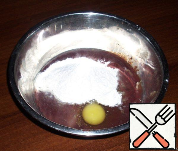 Soak the liver for 30 minutes in milk or salted water, then grind it in a blender and mix with eggs, flour, salt, spices, pepper and 80 ml of water. Squeeze out 2 cloves of garlic.
