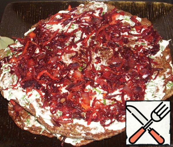 Spread a layer of garlic mayonnaise on hot liver pancakes and spread a layer of Bordeaux vegetable mixture.
