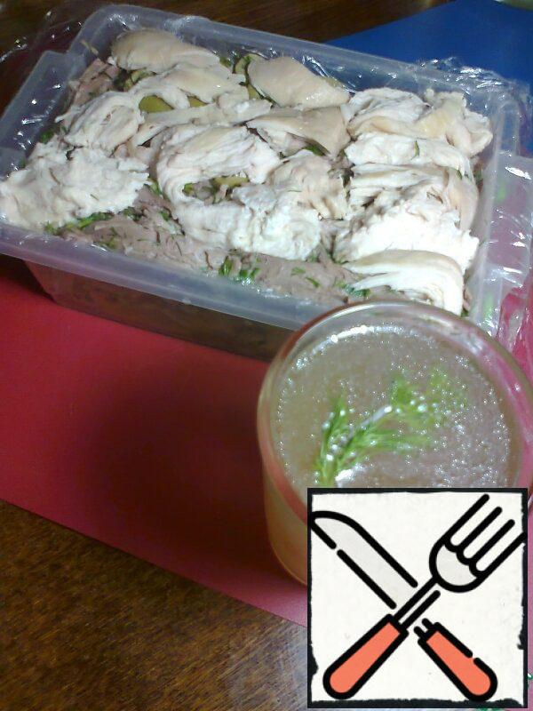 I got two layers of meat from the shank and two layers of white chicken. In a glass of broth, dilute the instant gelatin (if ordinary, then the gelatin solution is prepared in accordance with the instructions on the package). Fill our meat with gelatin broth, pierce it in several places with a knife (so that our broth is evenly distributed), carefully seal the meat with a tablespoon, if necessary, add more gelatin broth (so that the liquid just appears on the surface of the meat).
Close the terrine with the ends of the film hanging from the mold and put it in the refrigerator for 8-10 hours (I put it overnight).