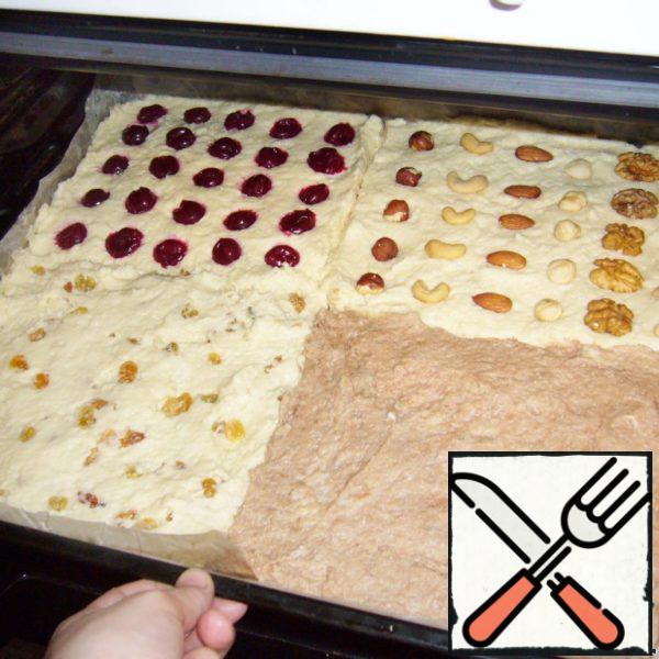 In each divided part of the dough I put, respectively, raisins, nuts, cherries and cocoa.
