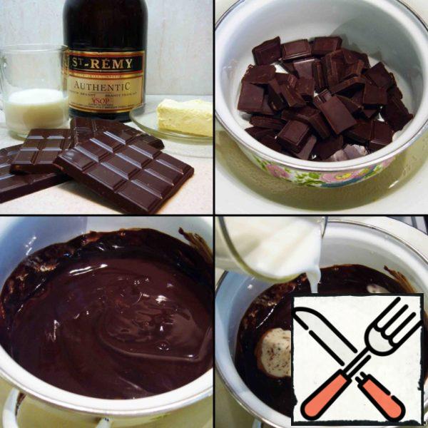 In a water bath, I melted chocolate with butter. I added brandy and cream. And poured the chocolate into the fondue.
