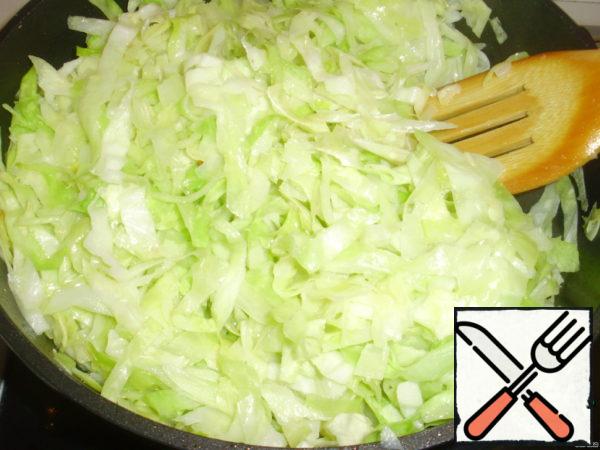 In vegetable/olive oil fry 1 onion, diced together with cabbage, cut into strips. Close the lid and leave to simmer for 10-12 minutes.