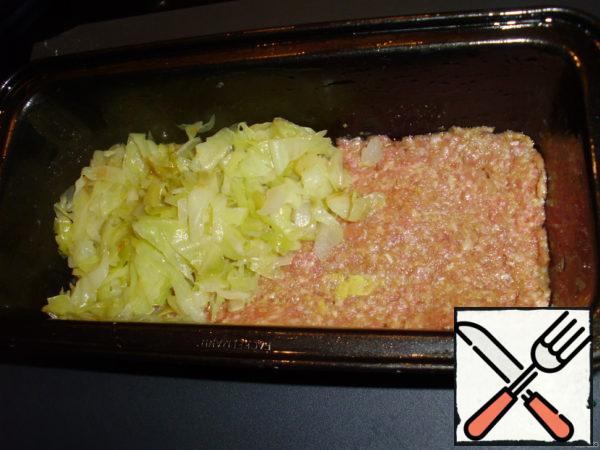 Turn on the oven to warm up.
Put the minced meat and cabbage in a cake pan, greased with butter, in the following order: minced meat, cabbage, minced meat on top, cabbage, minced meat. (Minced meat should preferably be divided into 3 parts beforehand: 2 - equal and the third - slightly less.)
The shape is small: 11 * 30 or a volume of about 1.3 liters.

