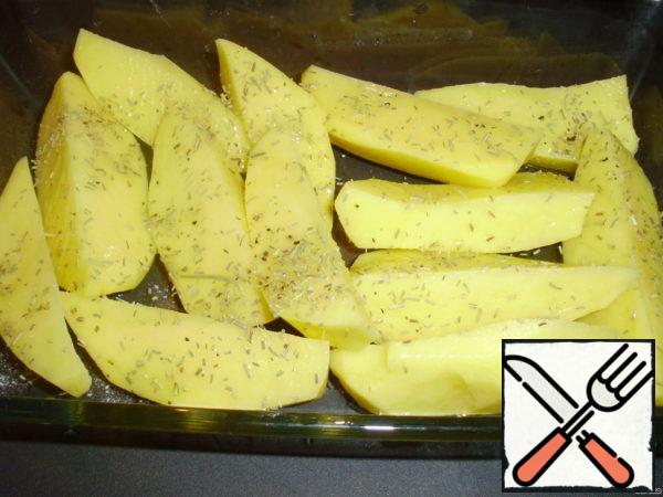 For garnish (this is my option): peel potatoes, cut into slices, put in a mold, add salt, sprinkle with olive oil and sprinkle with dried rosemary, as you like. Send the potatoes to the oven for baking.
