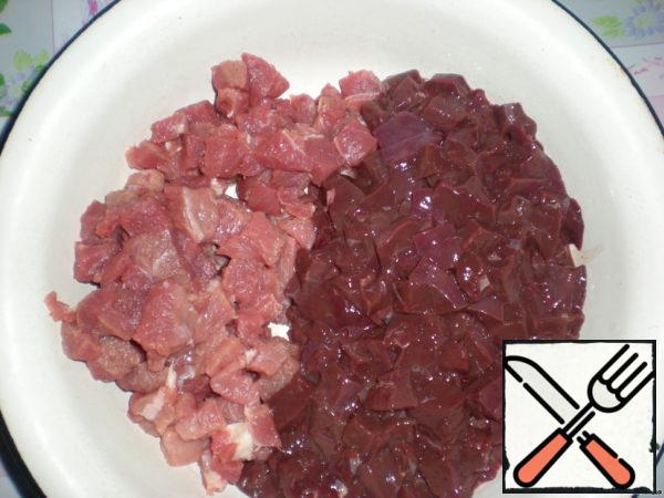 Beef (better to take a young or veal) and the liver is finely cut into cubes.