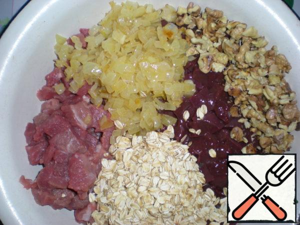 Finely chop the onion and fry in butter. Add to the liver. Pour the oat flakes and roasted walnuts into the same place.
