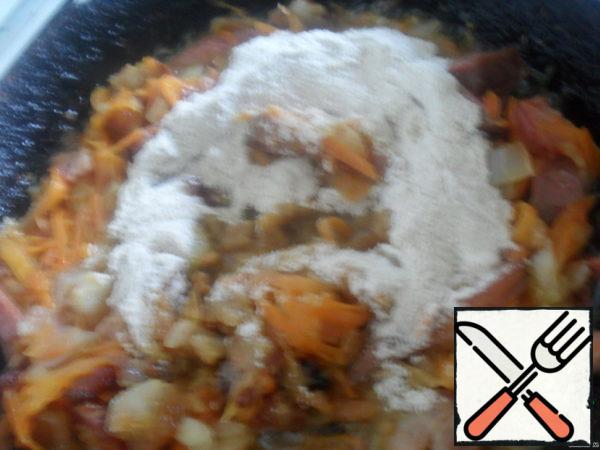 When the sausage is fried, add the flour and mix.
