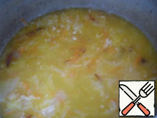 Put the fried vegetables with sausage and bacon in a saucepan with cabbage and cook for 5 minutes.
