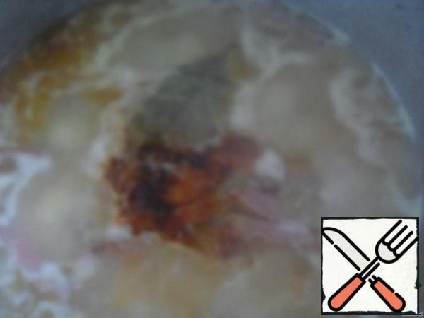 Add salt, pepper, bay leaf. Cook for 2-3 minutes.
Remove from the heat.
