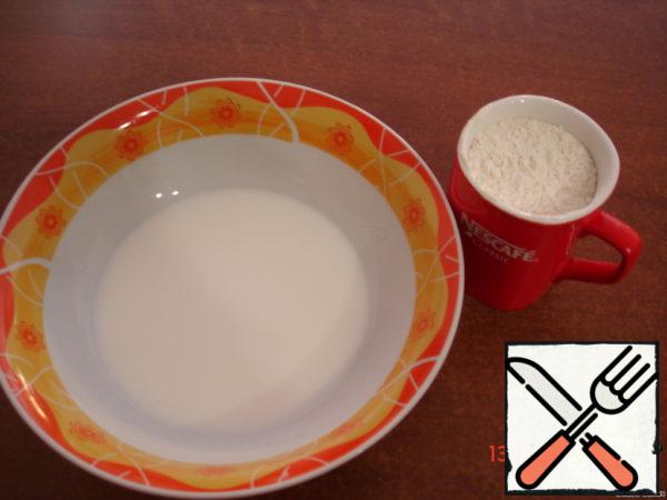 Add boiled water and salt to the cold milk.
Gradually introduce flour.
Knead a thick dough.
