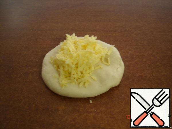 To dough add 2 tablespoons of grated cheese.
Well move the dough.