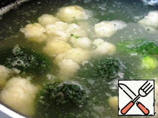 Bring the broth to a boil. Add the cauliflower, disassembled into small florets. Bring to a boil again. Cook as much as you want. I had cabbage frozen, and I after boiling it did not cook at all.