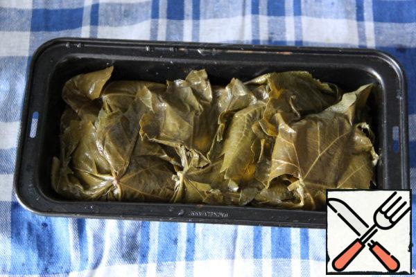 Distribute the remaining minced meat. And cover with grape leaves.
