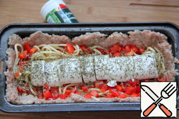 I had boiled noodles, paprika cut into small cubes, and cottage cheese sprinkled with Provencal herbs.
