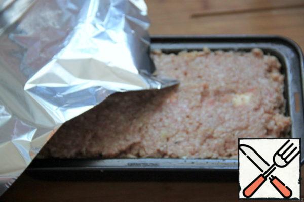 Cover with a thin layer of minced meat and close with foil (lid for terrine). Bake in the oven for 30 minutes at 180 * C.