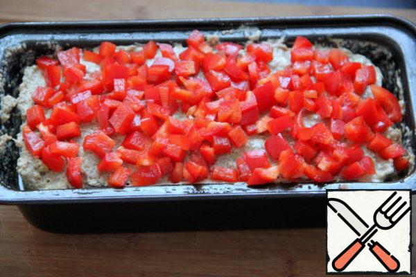 Take out the mold, drain the liquid, remove the foil. Sprinkle the terrine over the paprika cubes. Bake for another 15 minutes. in the open state. Let the terrine cool in the mold.
Cut into portions and serve with cold drinks.