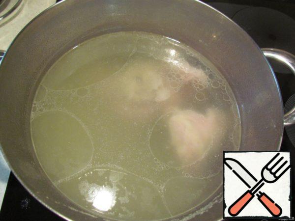 Boil the pork for about an hour. The meat is cut into portions and send it back to the broth.