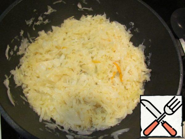 Simmer the squeezed sauerkraut until half-cooked, adding a little broth.
