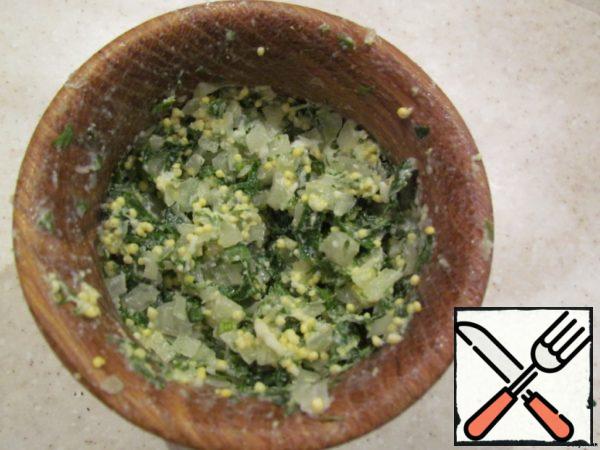 Pass the fat through a meat grinder, grind in a mortar with the second chopped onion, parsley and washed millet.
