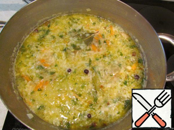 In the finished broth (1.5-2 liters) put the sliced potatoes and cook for 10-15 minutes. Add the braised cabbage, mashed with herbs and millet bacon, Bay leaf, pepper, roasted roots and cook until tender.