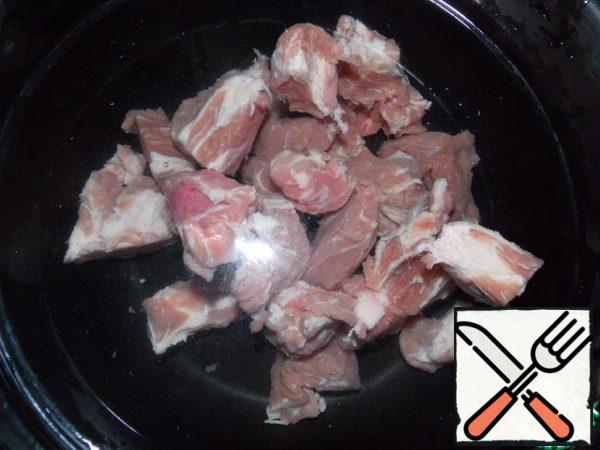 We spread the meat in a pot and pour water... And put on to cook.. Meat I cook usually 1-1.5 o'clock.