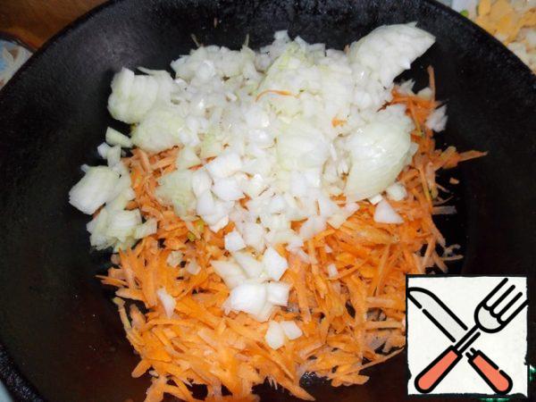 While the meat is cooked, we make preparations for the soup... Three carrots and cut onions.
