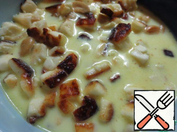 Slightly heat the milk, dissolve the saffron and sugar in it, add the raisins and nuts. Add this mass of fried cheese (cheese balls).