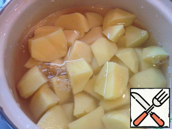 Everything is so simple that step by step photos will probably need only novice chefs.
Peel potatoes, wash and cut into small pieces, pour a small amount of water, salt, boil until tender.