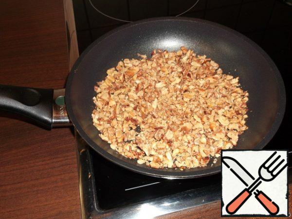 Chop the walnut kernels and fry in a frying pan without adding oil. Remove from the heat.

