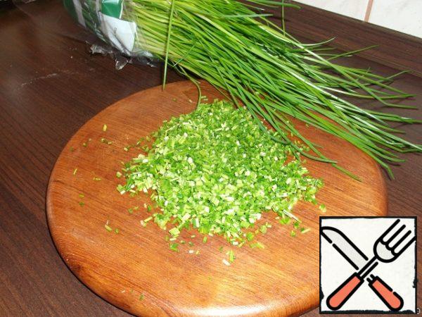 Finely chop the onion, set aside a few twigs for decoration. I recommend using chives because regular green onions taste much rougher.
