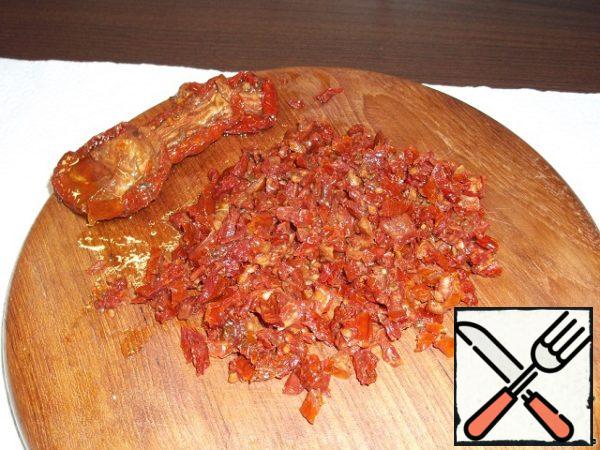 Peel the dried tomatoes from excess oil and finely chop.
