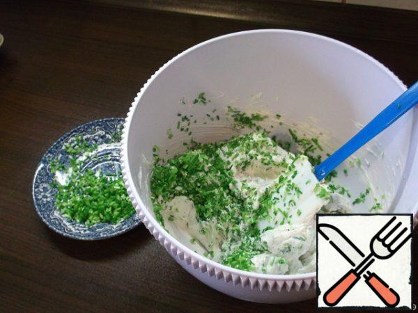 In a separate bowl, mix 400 grams of cheese with nuts and green onions. Add a little white pepper to taste. Mix thoroughly with a spatula.
